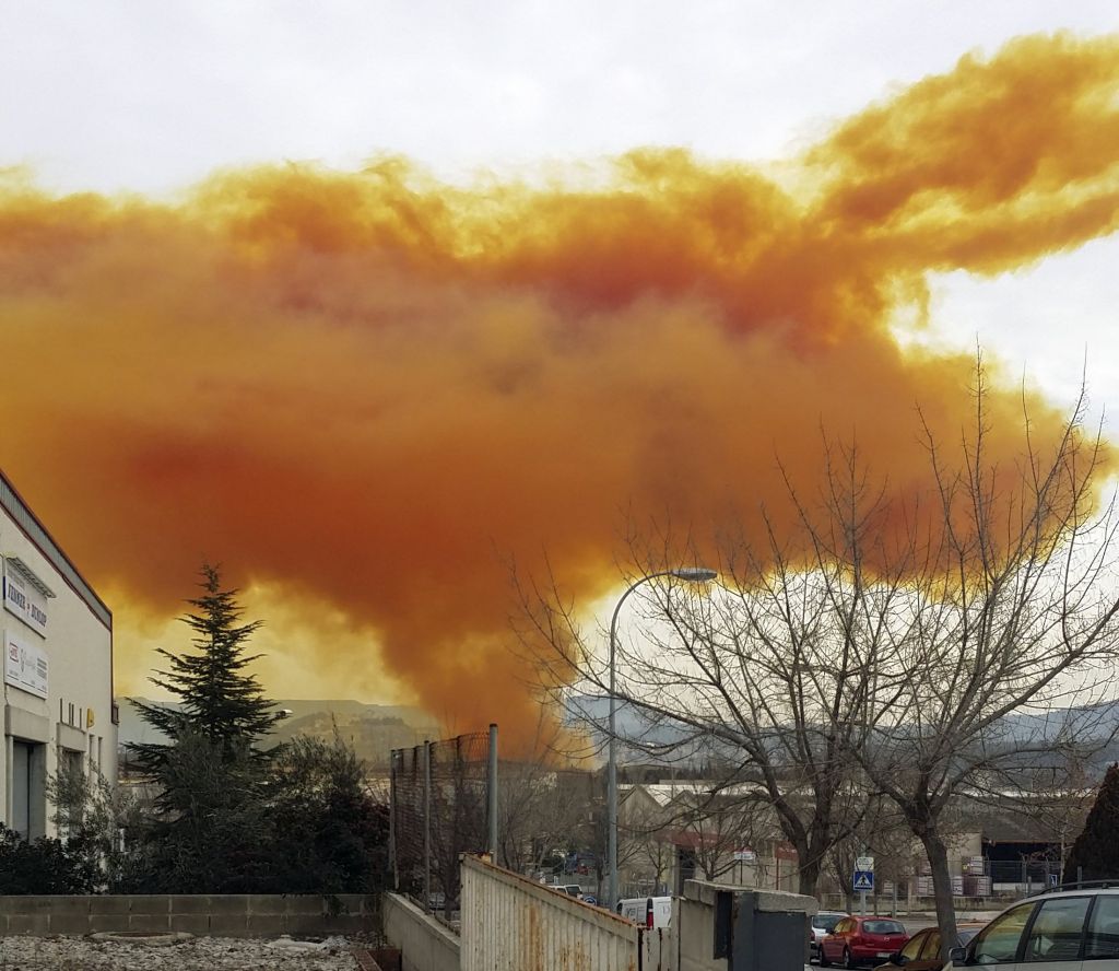 FOTO: Nad Barcelono oranžen oblak dima