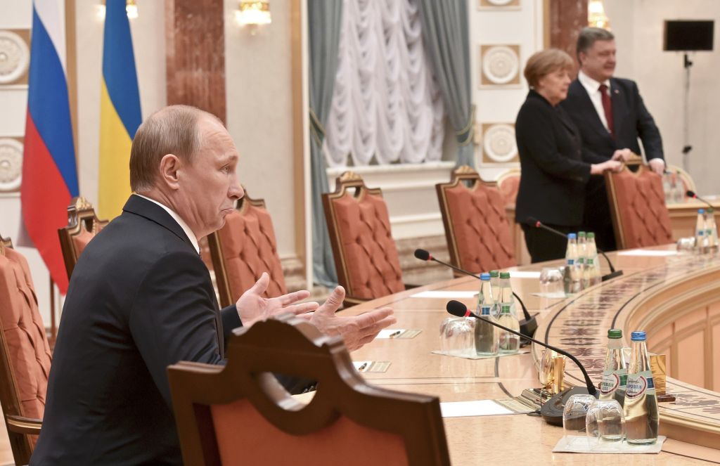 FOTO: Putin ob Merklovi in Hollandu zlomil svinčnik