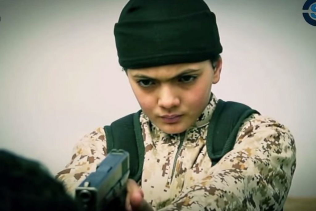 VIDEO: 10-letnik mori v imenu Islamske države?