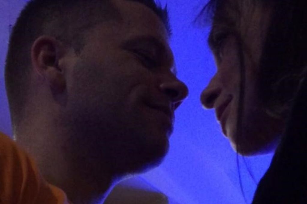 FOTO: Črta in Tanjo zasačili med poljubljanjem