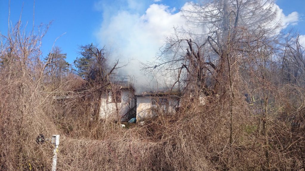 FOTO: Hiška zgorela v celoti, kje je brezdomec?