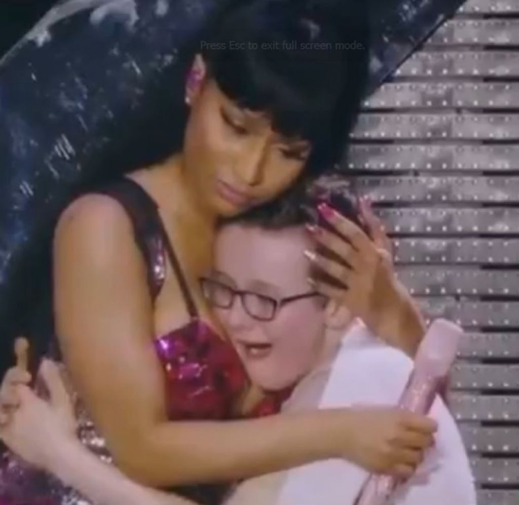 VIDEO: Mali zvitež: spustil solzo in končal v dekolteju Nicki Minaj