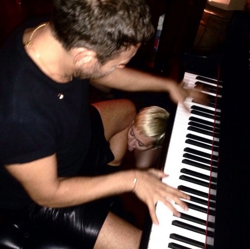 FOTO: Miley Cyrus pokazala dojke, pridružili sta se ji še Willisovi hčeri