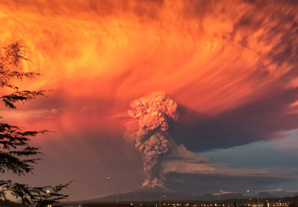 FOTO: V Čilu izbruhnil vulkan, zavladala je panika