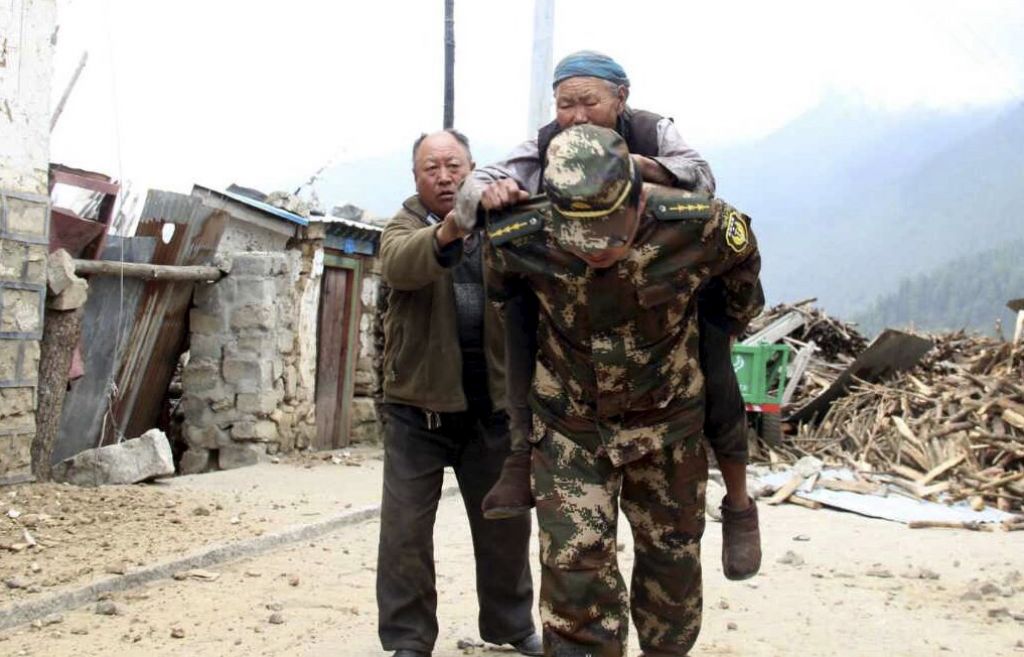 Nepal: stresel jih je močan popotresni sunek, našteli že 2000 mrtvih