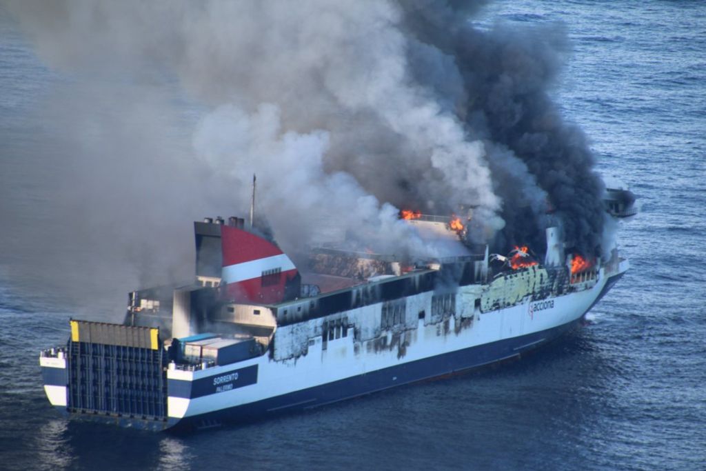 FOTO: Trajekt je zagorel, kapitan pa zavlačeval z evakuacijo