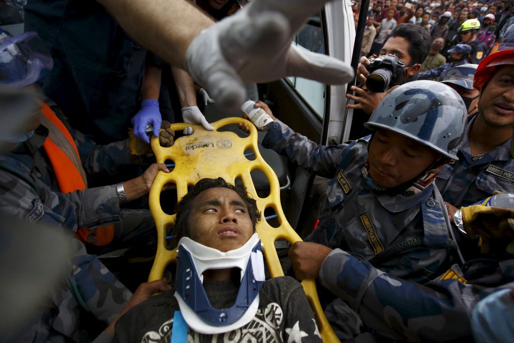 FOTO: V Nepalu izpod ruševin potegnili živega 15-letnika