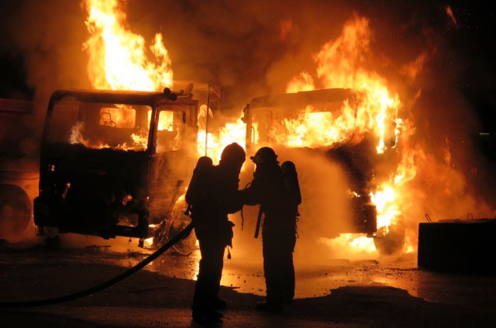 FOTO: Tako so zgoreli tovornjaki v Mengšu