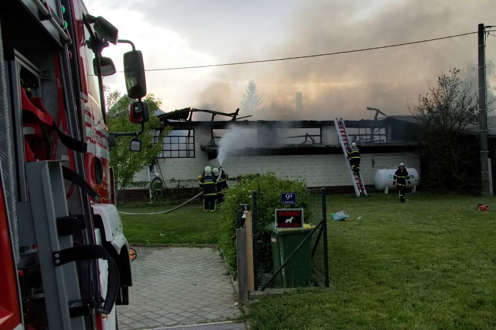 VIDEO in FOTO: Hud požar v Lokrovcu pri Celju, v bližini tudi plinohram