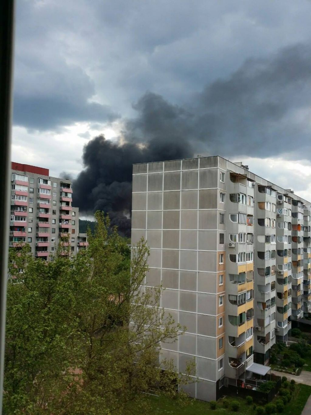 FOTO: Panika v Šiški: Zagorela je garažna hiša