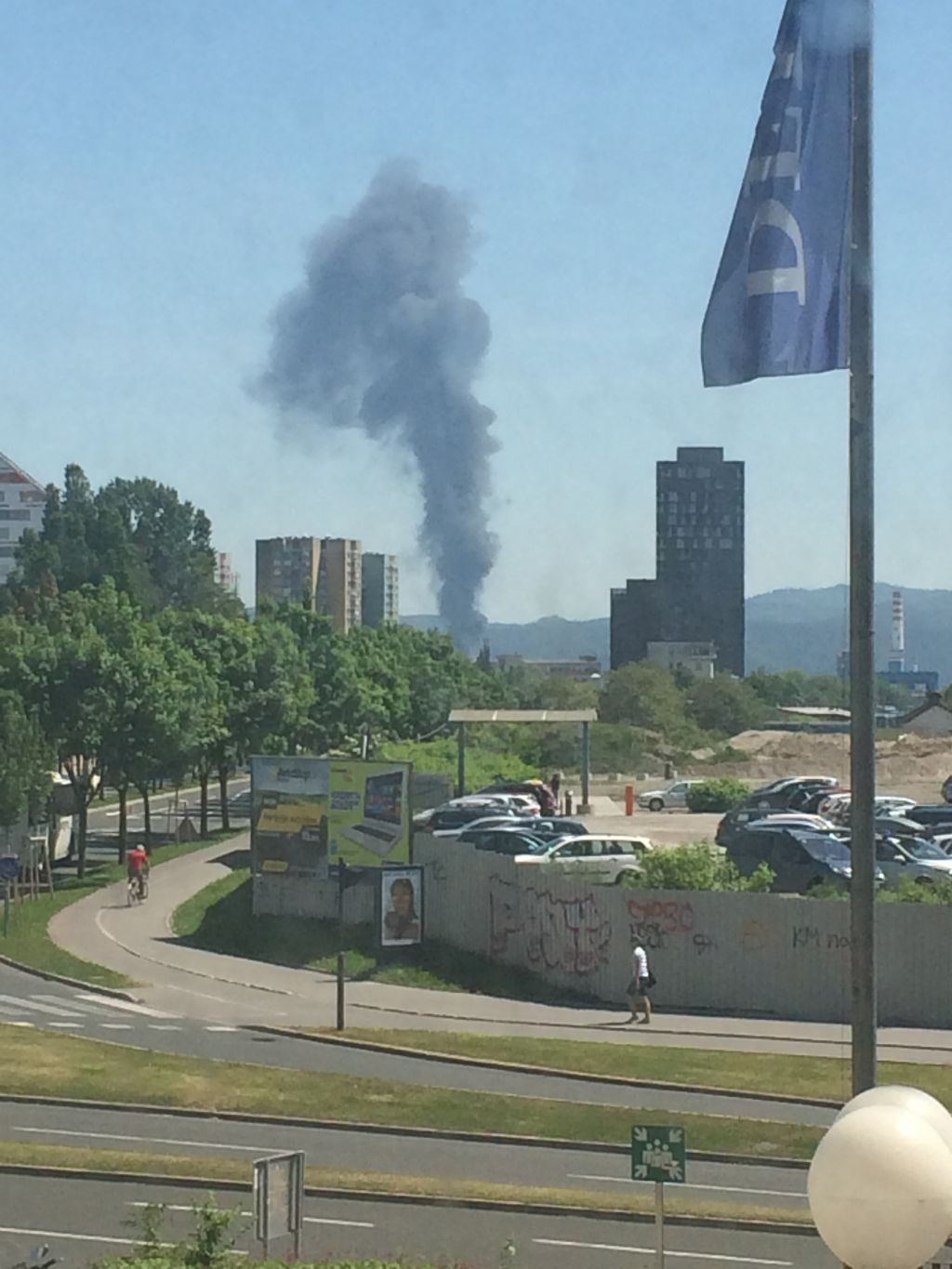 FOTO: V Mostah izbruhnil požar, gori hladilnica