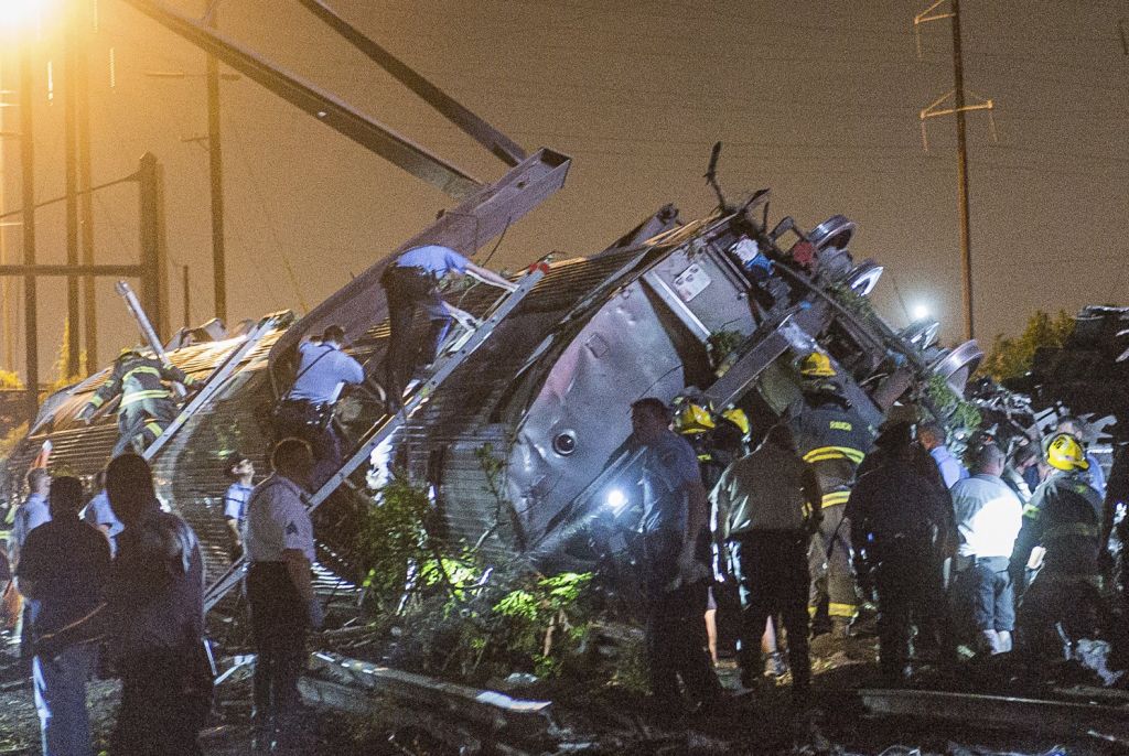 V železniški nesreči pet mrtvih, 50 poškodovanih