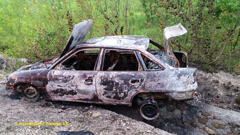 FOTO: Čigavo vozilo je zgorelo v Zasavju?