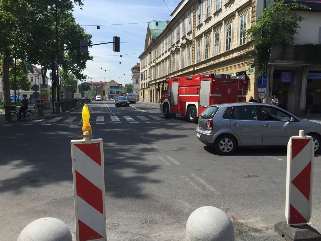 FOTO: Gasilci in policija na pomoč na Slovensko cesto