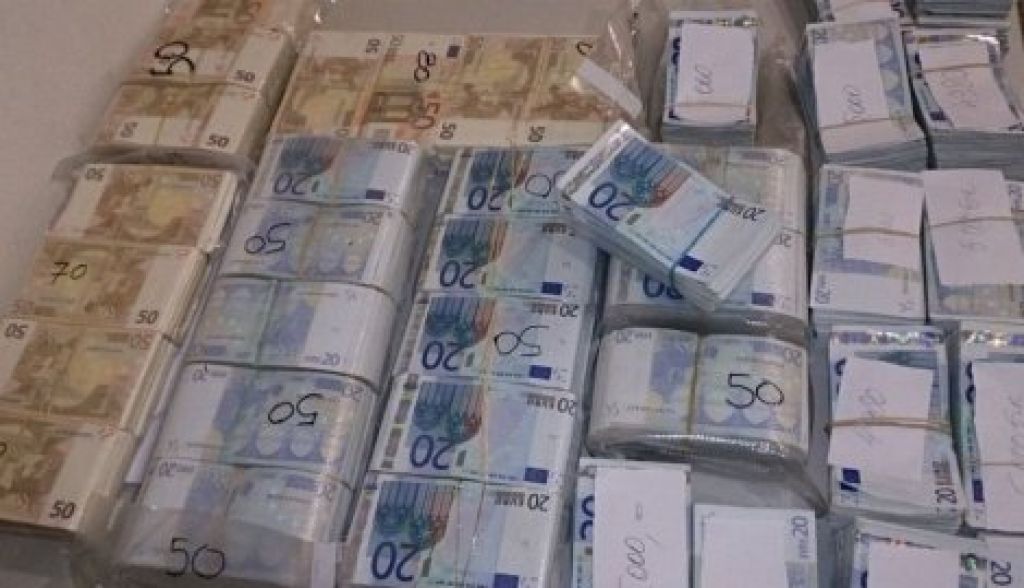 FOTO: Slovenca Ž. D., ki je zadel na loteriji, ujeli s 400 tisoč evri v kovčku