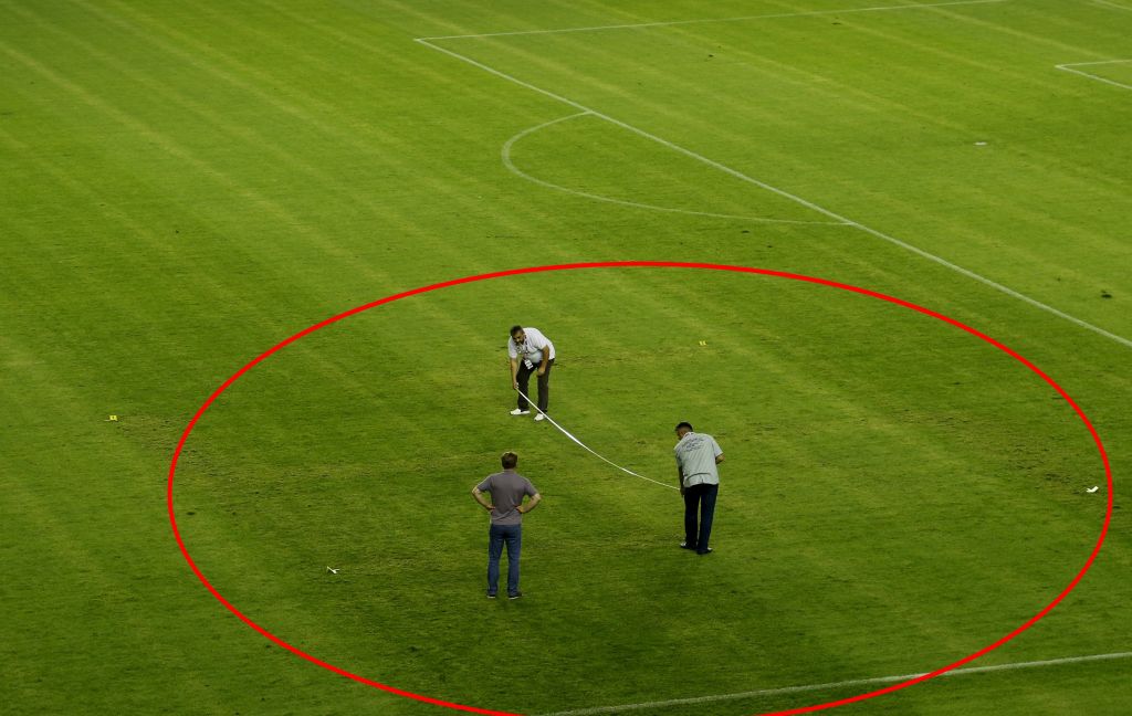 FOTO: Škandalozno: kljukasti križ na nogometnem igrišču