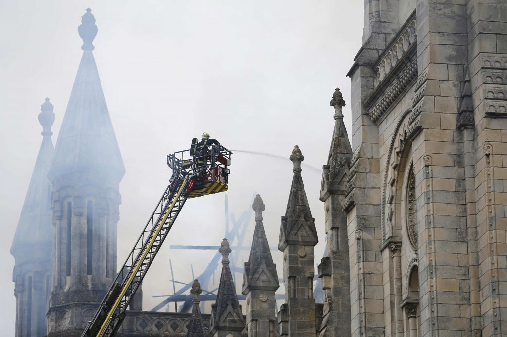 VIDEO in FOTO: Cerkev v plamenih, verniki v beg
