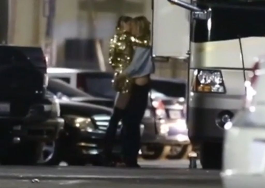 VIDEO: Zvezdnica zalotena, ko se je na ulici predajala strastem z žensko