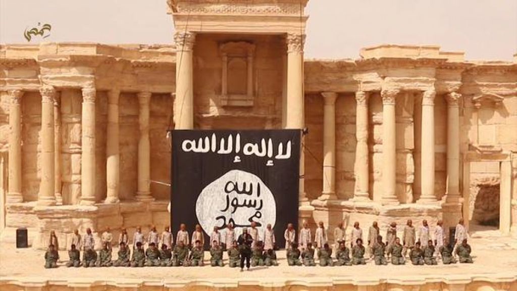 FOTO: Isis v amfiteatru: 13-letniki pred publiko likvidirali 25 vojakov
