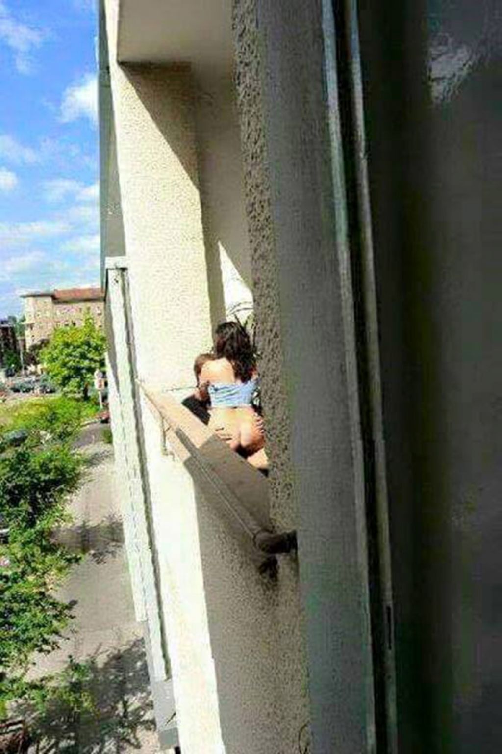 FOTO: Ujeta! Vročinski val ju je prignal seksat na balkon