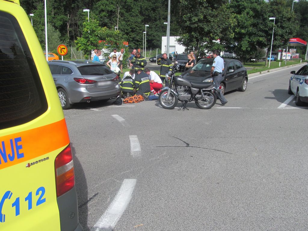 FOTO: Motoristu ni bilo pomoči, umrl je na cesti