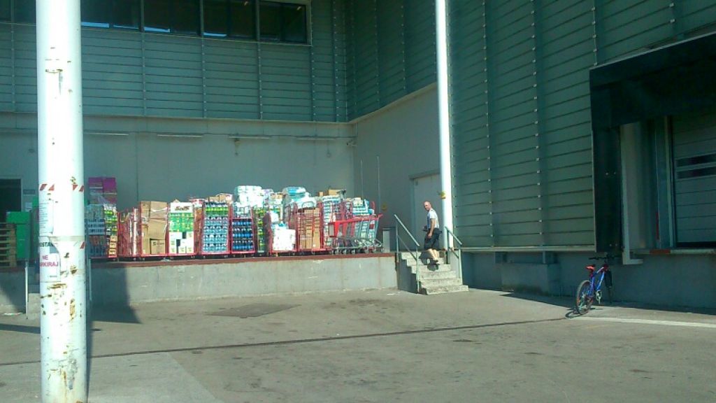 FOTO: Ogorčeni bralec Drago: Stvari skladiščijo kar na žgočem soncu