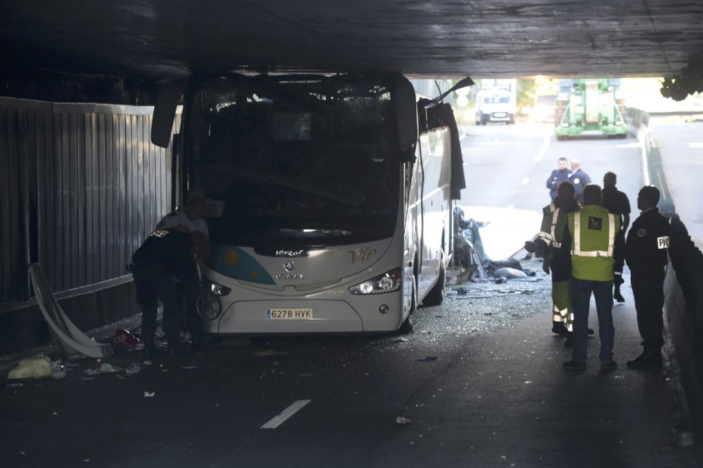 VIDEO: Z avtobusom v podhod podzemne, več mrtvih, ranjene odvažajo s helikopterjem