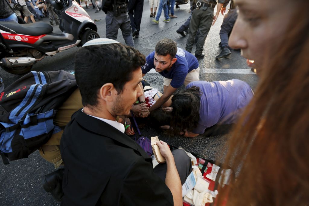 FOTO: Na paradi ponosa v Jeruzalemu napadalec zabodel šest udeležencev