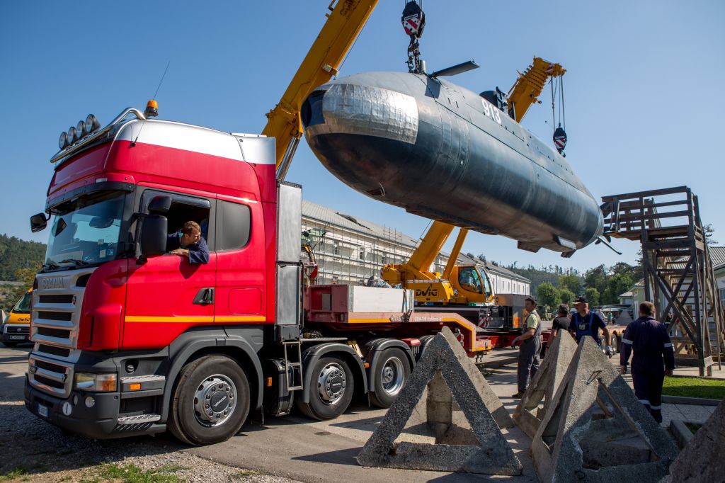 FOTO: Tako so selili 60-tonsko podmornico