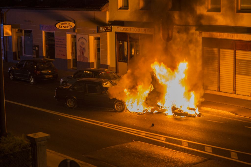 FOTO: BMW zaprl pot ukradenemu motorju, nato je zagorelo