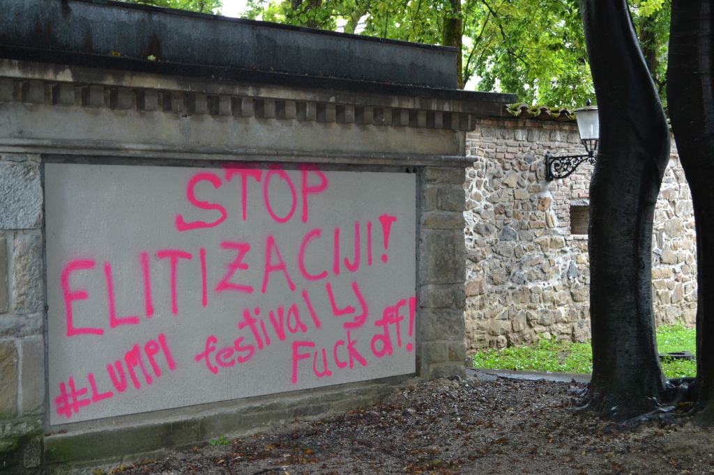 FOTO: Nad Križanke z grafiti: Stop elitizaciji mesta
