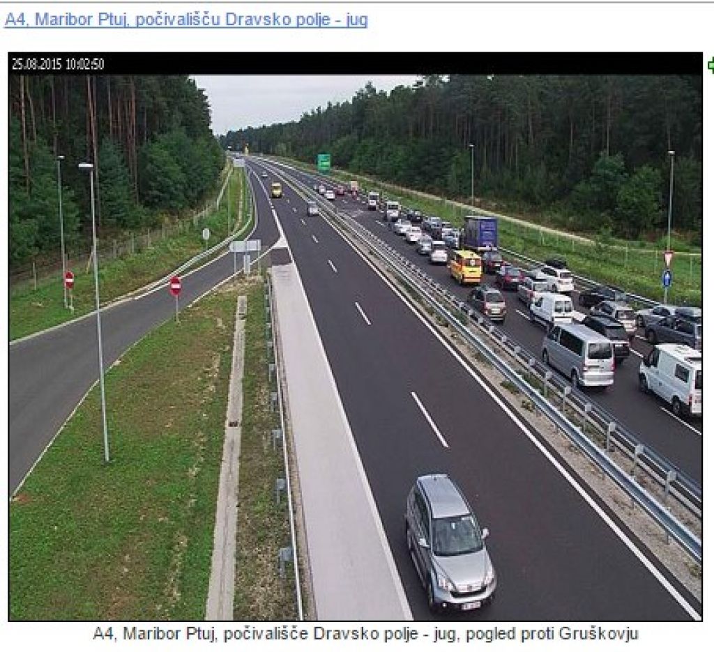 FOTO: Nesreča zaprla avtocesto proti Mariboru, rešilec obtičal