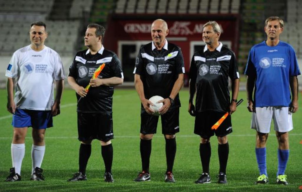 FOTO: Opa! Kateri slovenski predsednik ima take nogometne noge