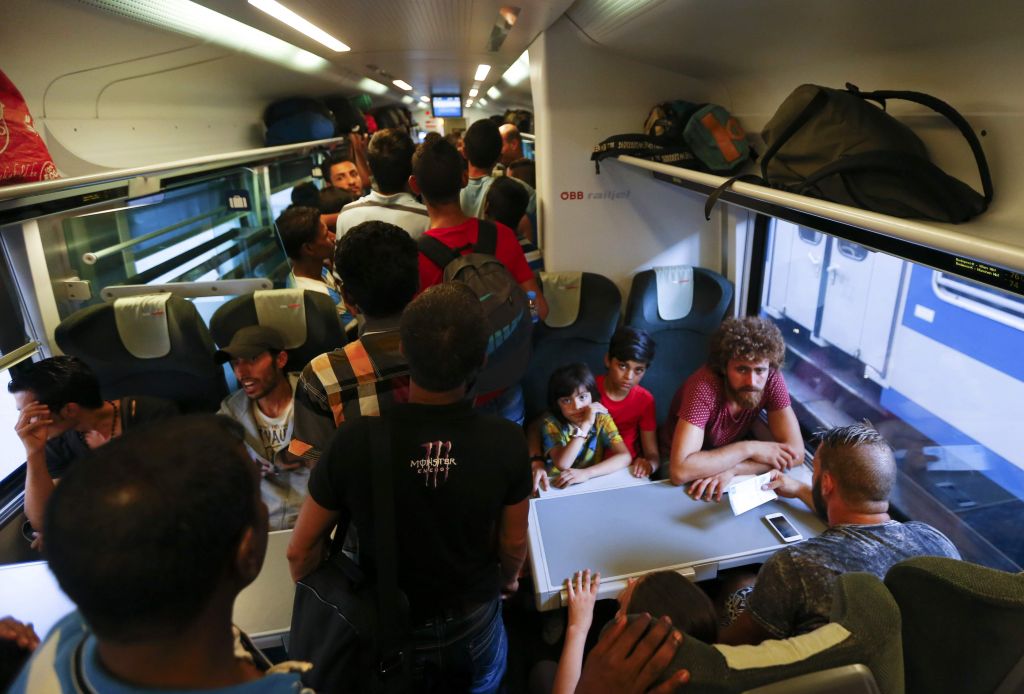FOTO: Vlaki prenatrpani: na meji obtičalo 300 beguncev