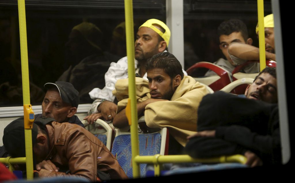 FOTO: Avtobusi z begunci že na meji z Avstrijo