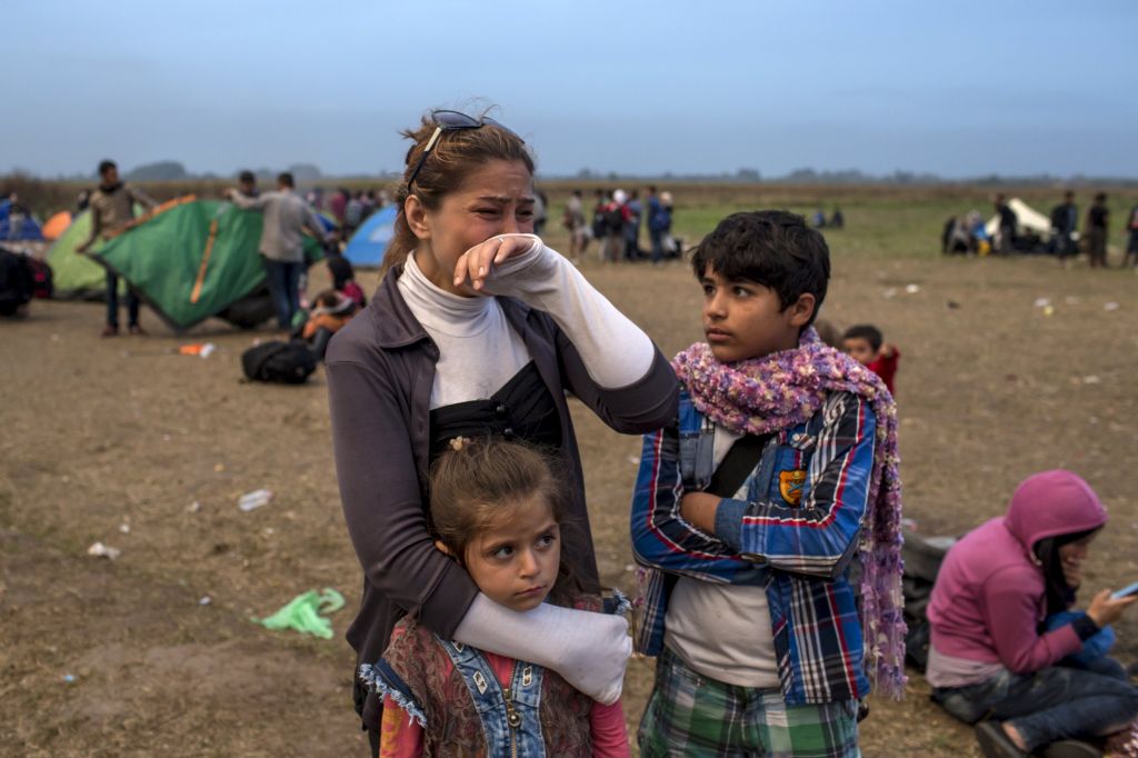 VIDEO: Madžarska novinarka brcala otroke beguncev