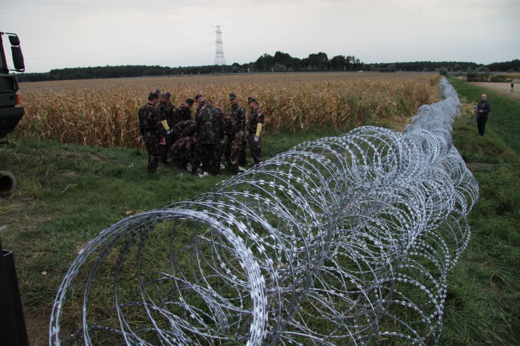 FOTO: To je bodeča žica ob meji. Slovenija ne ve, kaj se dogaja
