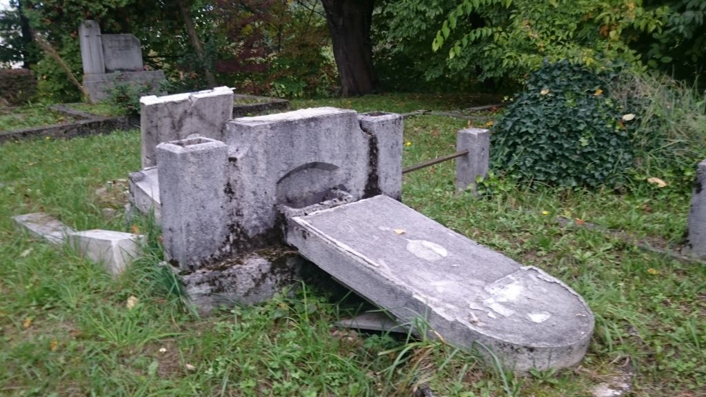 FOTO: Groza na celjskem pokopališču: krste odprte, spomeniki polomljeni
