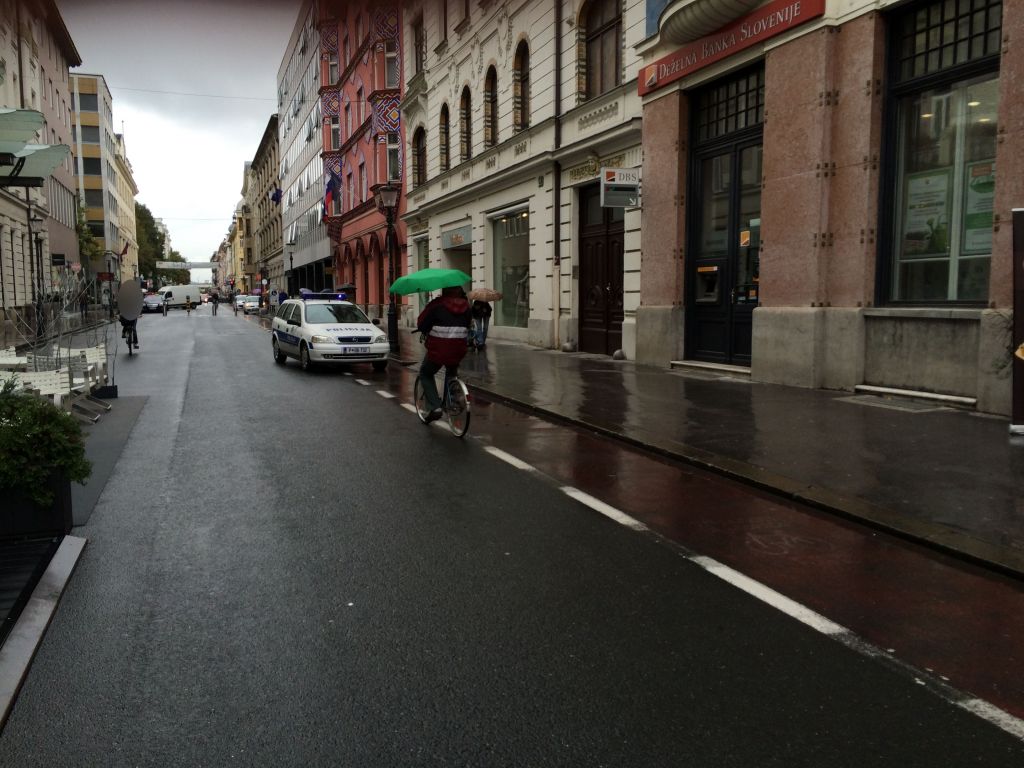 FOTO: V središču Ljubljane: policija odhitela v banko