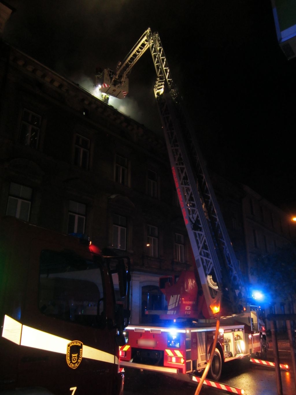 FOTO: 60 stanovalcev vrgli iz postelj, blok na Cankarjevi zajel ogenj