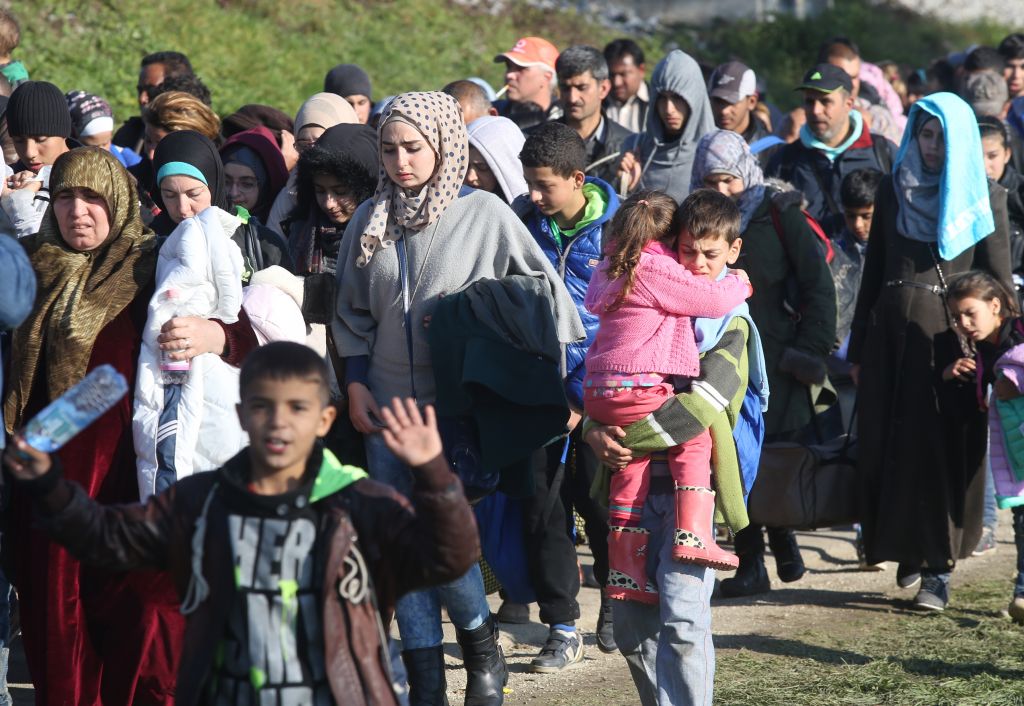 V Slovenijo danes 5294 tujcev, iz države pa 7101 begunec
