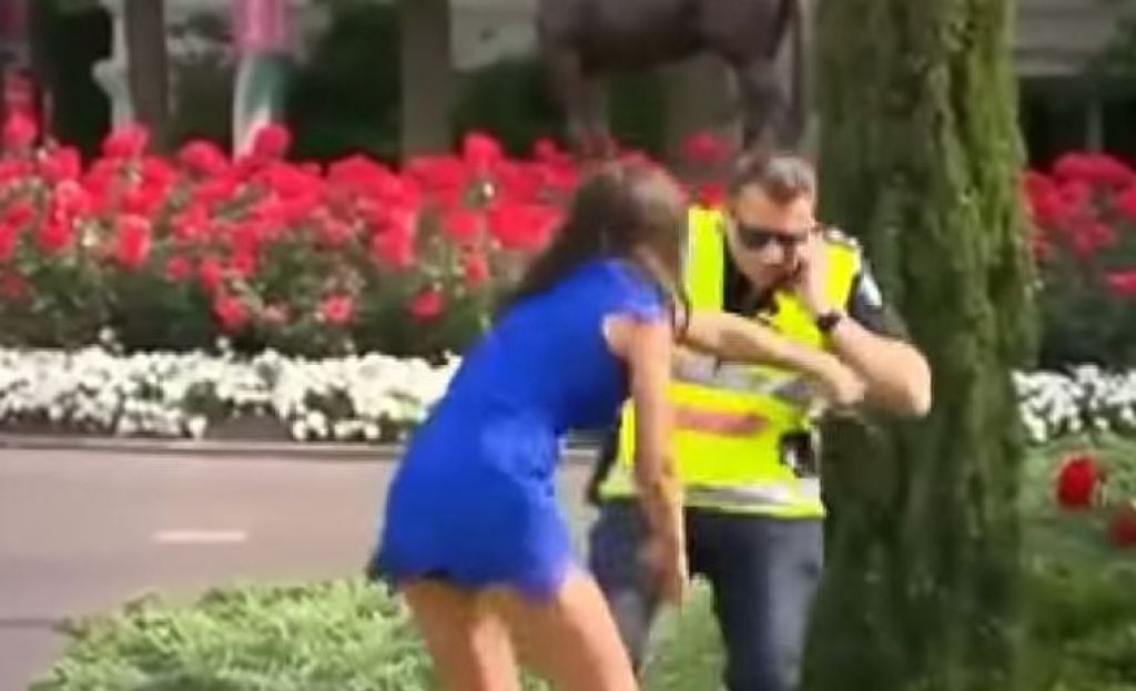 VIDEO: Kaj se dogaja? V miniki in petah nad policista