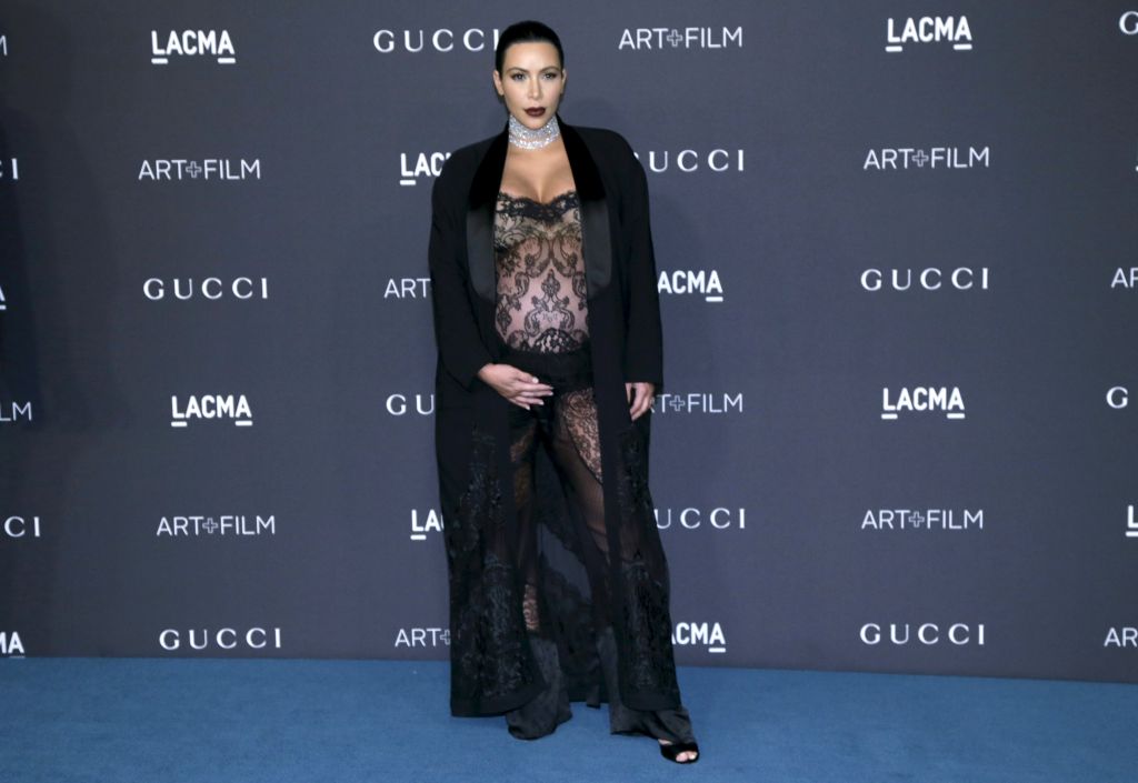 FOTO: Kim Kardashian zgrešila dogodek? Vse zapete do vratu, ona, noseča, v čipki