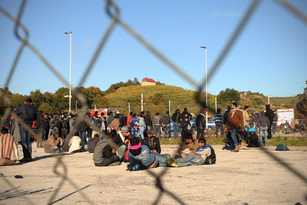 Fanka skrbi za migrante, žica jih ne bo zadržala