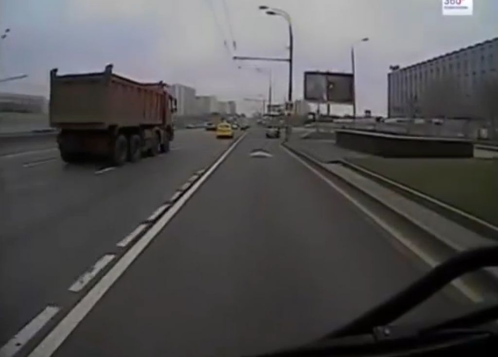 VIDEO: Voznik avtobusa zaspal med vožnjo