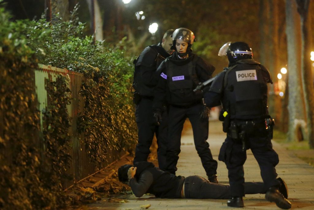 FOTO: Grozljivka v Parizu: najmanj 153 mrtvih