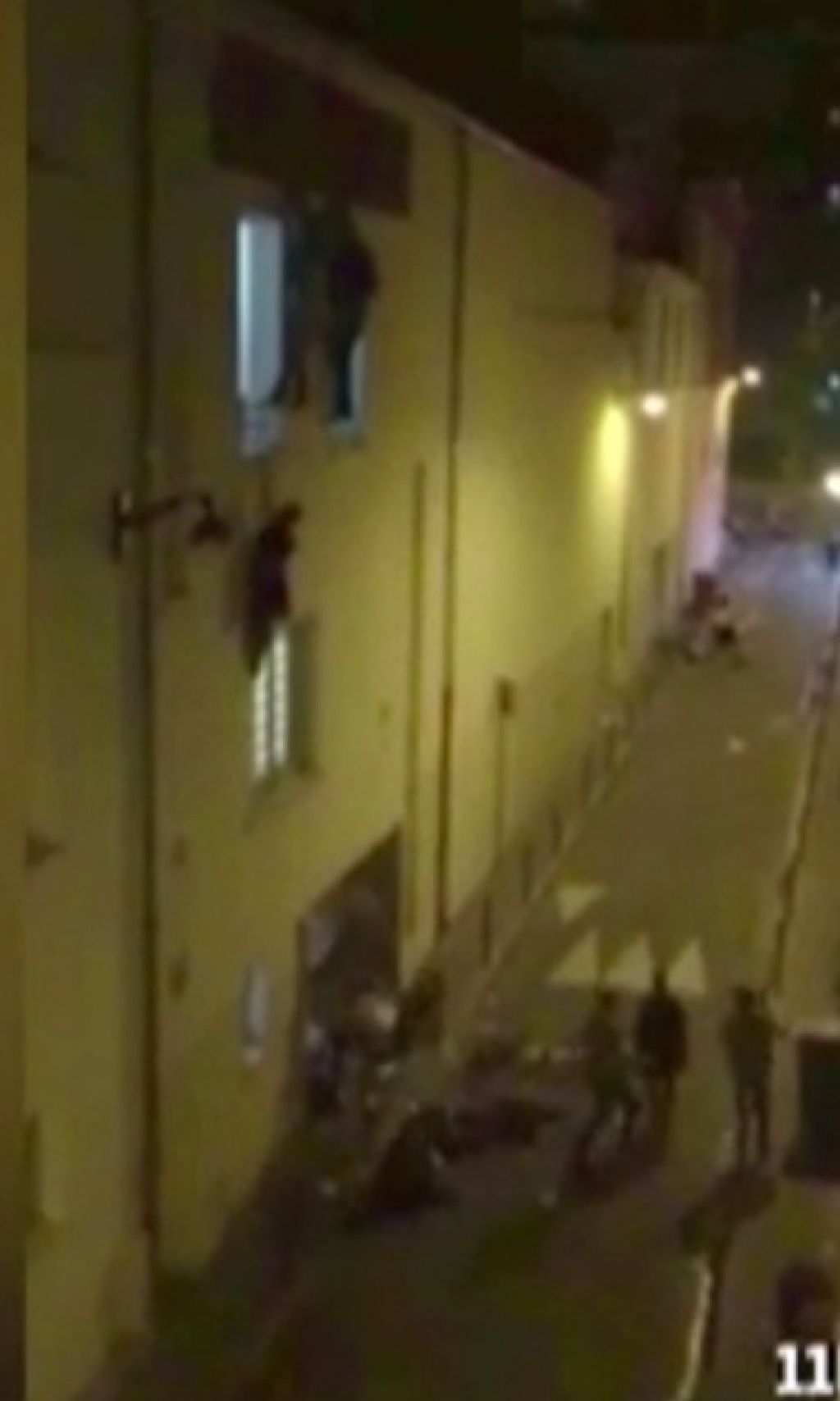 VIDEO: Noseča je visela z okna, on jo je rešil pred teroristi 