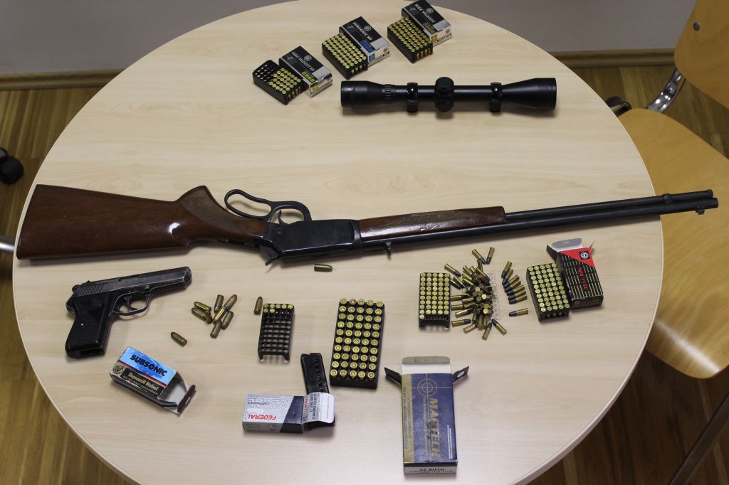 FOTO: Pri hišnih preiskavah policisti zasegli orožje in naboje 
