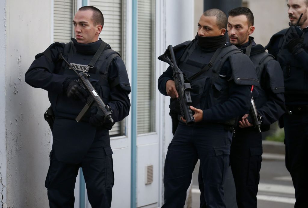 Pariz: moškega z nožem in eksplozivom ubili
