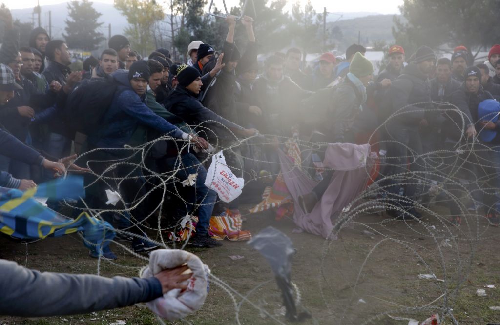 FOTO: Migranti podrli del žičnate ograje, s kamenjem nad policijo
